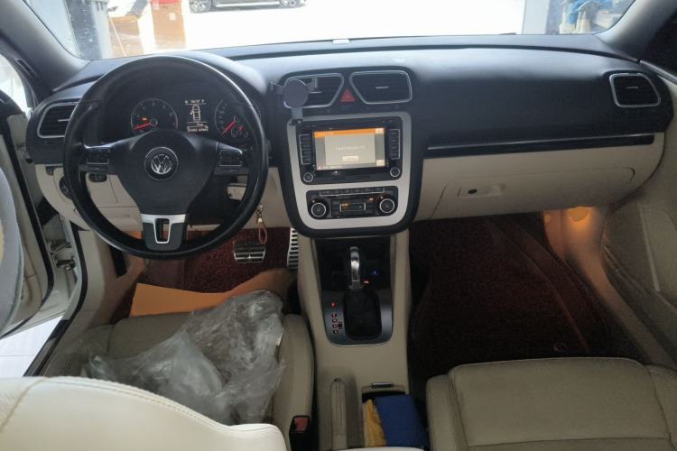 Used Volkswagen Eos 2011 2.0 TSI Center Console