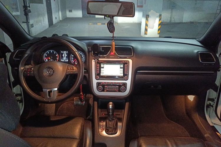 Used Volkswagen Eos 2011 2.0 TSI Center Console