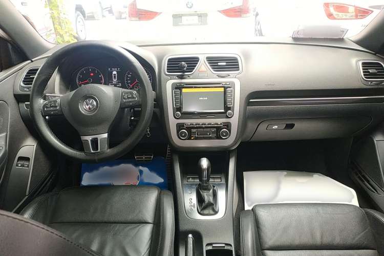 Used Volkswagen Eos 2011 2.0 TSI Interior 2