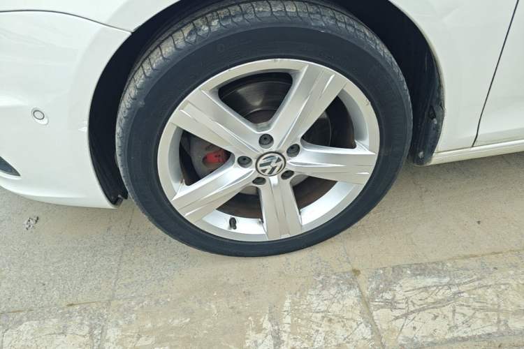 Used Volkswagen Eos 2011 2.0 TSI Left Front Wheel Hub
