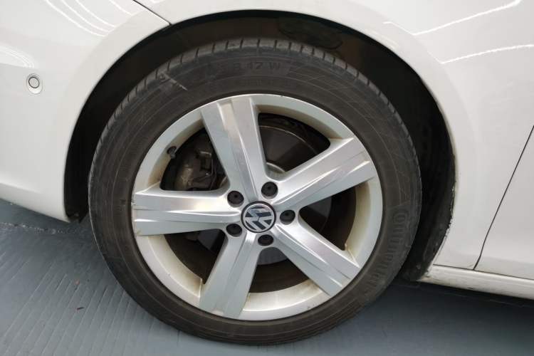 Used Volkswagen Eos 2011 2.0 TSI Left Front Wheel Hub