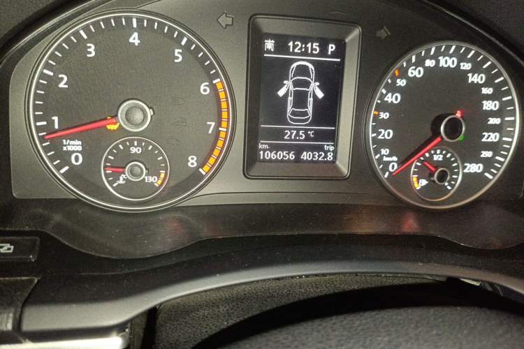 Used Volkswagen Eos 2011 2.0 TSI Odometer Close Up