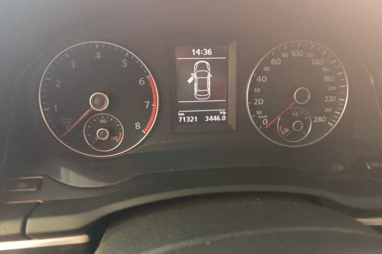 Used Volkswagen Eos 2011 2.0 TSI Odometer Close Up