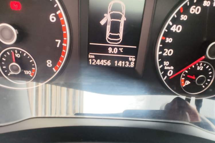 Used Volkswagen Eos 2011 2.0 TSI Odometer Close Up
