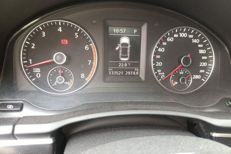 Used Volkswagen Eos 2011 2.0 TSI Odometer Close Up