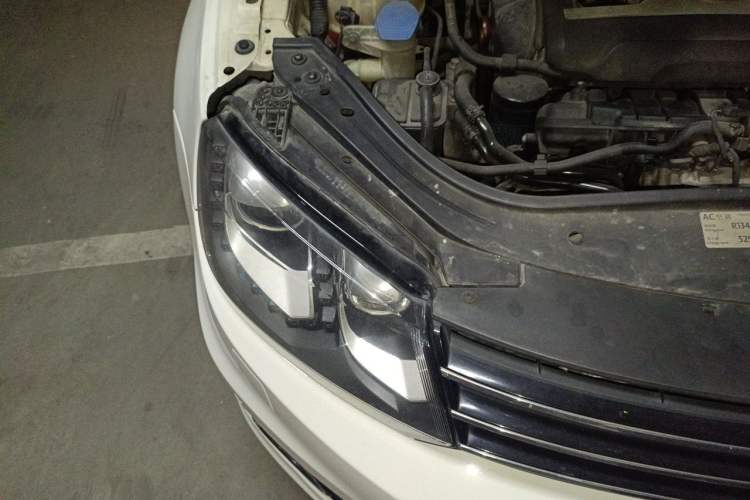 Used Volkswagen Eos 2011 2.0 TSI Right Front Headlight