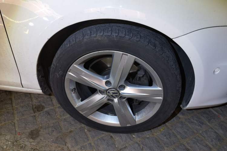 Used Volkswagen Eos 2011 2.0 TSI Right Front Wheel Hub