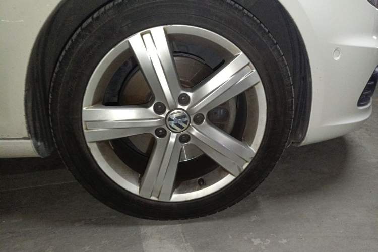 Used Volkswagen Eos 2011 2.0 TSI Right Front Wheel Hub
