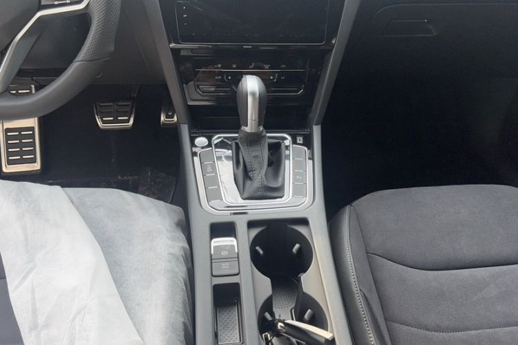 Used Volkswagen FAW-Volkswagen CC 2025 Model, Facelifted, 330TSI, Glamorous—Shared Edition Interior 4