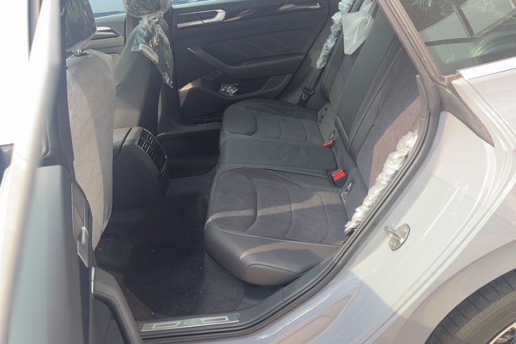 Used Volkswagen FAW-Volkswagen CC 2025 Model, Facelifted, 330TSI, Glamorous—Shared Edition Interior 7