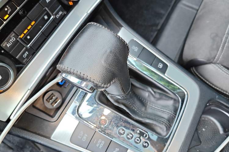 Used Volkswagen FAW-Volkswagen CC 2010 2.0 TSI Premium Edition Gear Lever