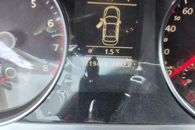Used Volkswagen FAW-Volkswagen CC 2010 2.0 TSI Premium Edition Odometer Close Up