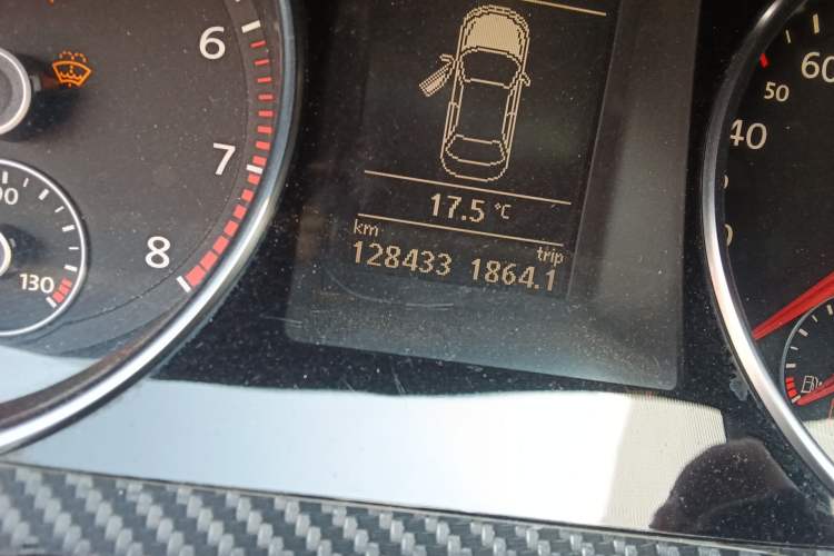 Used Volkswagen FAW-Volkswagen CC 2010 2.0 TSI Luxury Model Odometer Close Up