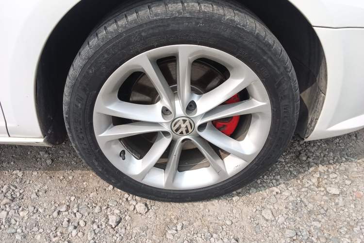 Used Volkswagen FAW-Volkswagen CC 2010 2.0 TSI Luxury Model Right Front Wheel Hub