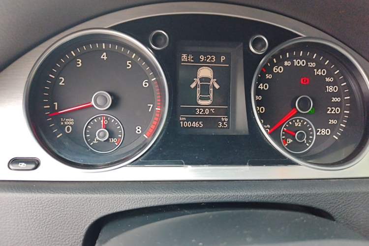 Used Volkswagen FAW-Volkswagen CC 2010 2.0 TSI Ultimate Edition Odometer Close Up