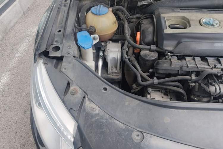 Used Volkswagen FAW-Volkswagen CC 2011 1.8 TSI Prestige Model Engine Bay Right