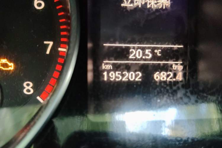 Used Volkswagen FAW-Volkswagen CC 2011 1.8TSI Luxury Model Odometer Close Up