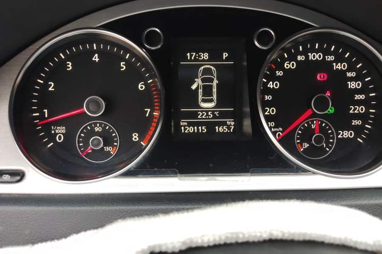 Used Volkswagen FAW-Volkswagen CC 2011 1.8TSI Luxury Model Odometer Close Up