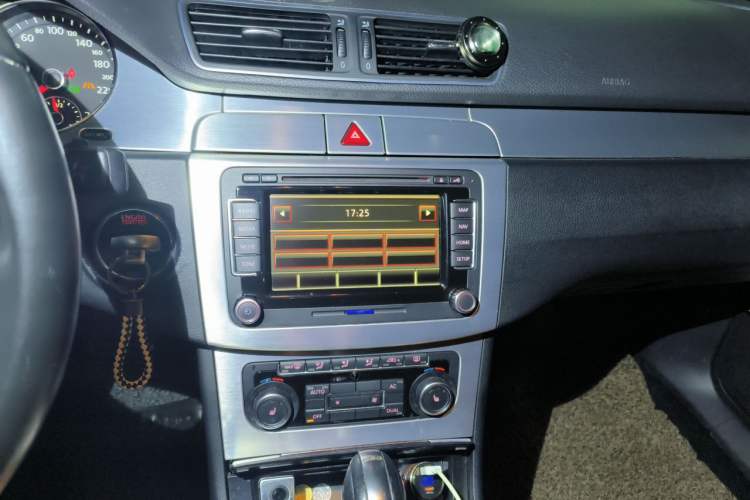 Used Volkswagen FAW-Volkswagen CC 2011 2.0 TSI Ultimate Edition Audio And AC Panel