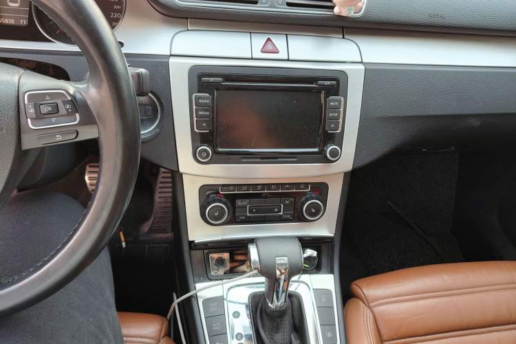 Used Volkswagen FAW-Volkswagen CC 2011 2.0 TSI Luxury Edition Audio And AC Panel