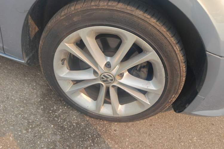 Used Volkswagen FAW-Volkswagen CC 2011 1.8TSI Luxury Model Right Front Wheel Hub