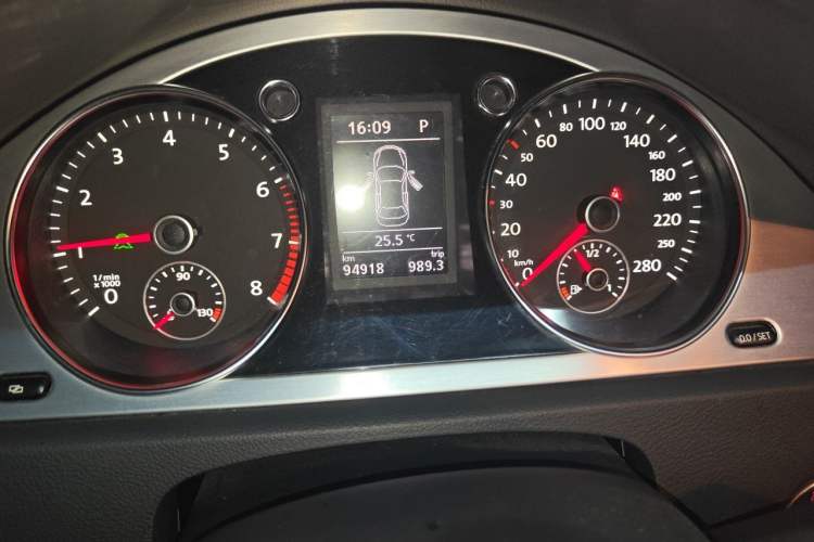 Used Volkswagen FAW-Volkswagen CC 2011 2.0 TSI Luxury Edition Odometer Close Up