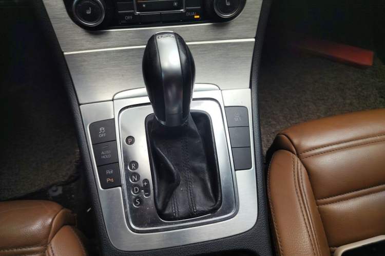 Used Volkswagen FAW-Volkswagen CC 2011 2.0 TSI Ultimate Edition Gear Lever