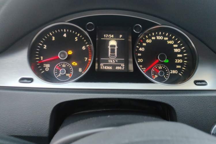 Used Volkswagen FAW-Volkswagen CC 2011 1.8TSI Luxury Model Odometer Close Up