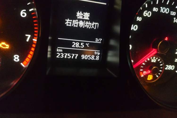 Used Volkswagen FAW-Volkswagen CC 2011 1.8TSI Luxury Model Odometer Close Up