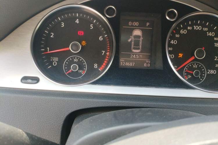 Used Volkswagen FAW-Volkswagen CC 2011 1.8TSI Luxury Model Odometer Close Up