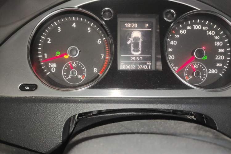 Used Volkswagen FAW-Volkswagen CC 2011 2.0 TSI Ultimate Edition Odometer Close Up