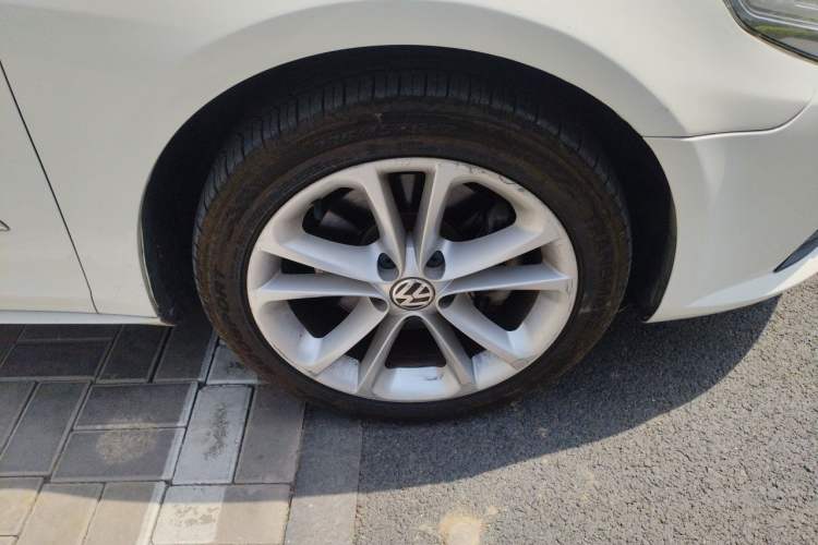 Used Volkswagen FAW-Volkswagen CC 2011 1.8TSI Luxury Model Right Front Wheel Hub
