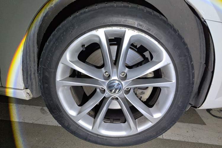 Used Volkswagen FAW-Volkswagen CC 2011 2.0 TSI Ultimate Edition Right Front Wheel Hub