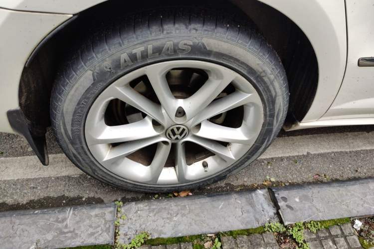 Used Volkswagen FAW-Volkswagen CC 2011 2.0 TSI Luxury Edition Right Front Wheel Hub