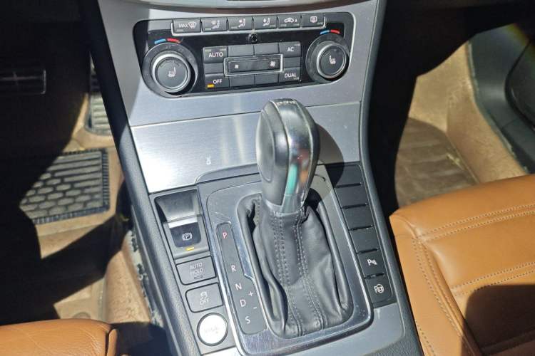 Used Volkswagen FAW-Volkswagen CC 2011 1.8 TSI Prestige Model Gear Lever
