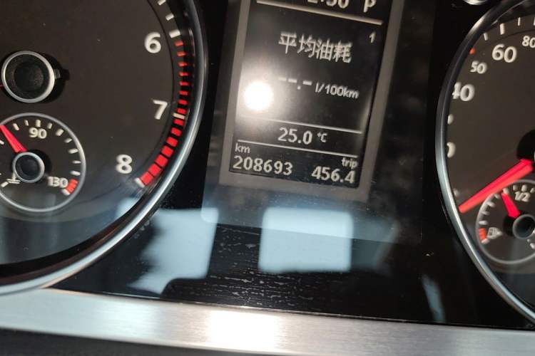 Used Volkswagen FAW-Volkswagen CC 2011 1.8TSI Luxury Model Odometer Close Up