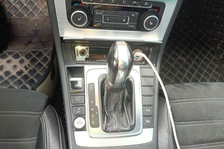Used Volkswagen FAW-Volkswagen CC 2012 2.0 TSI Luxury Model Gear Lever