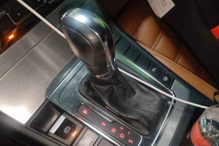 Used Volkswagen FAW-Volkswagen CC 2012 2.0 TSI Luxury Model Gear Lever