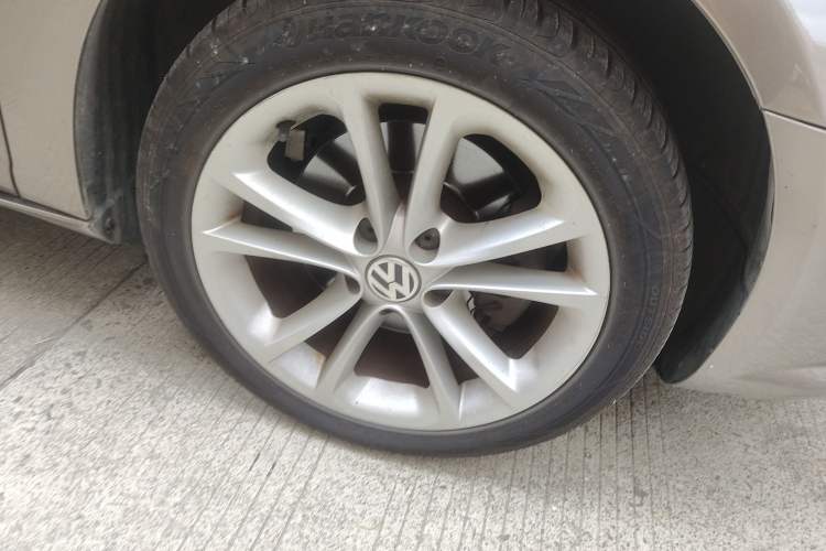 Used Volkswagen FAW-Volkswagen CC 2012 2.0 TSI Luxury Model Right Front Wheel Hub