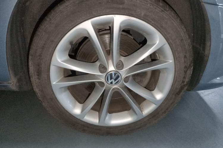 Used Volkswagen FAW-Volkswagen CC 2012 2.0 TSI Luxury Model Right Front Wheel Hub
