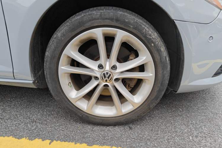 Used Volkswagen FAW-Volkswagen CC 2012 2.0 TSI Luxury Model Right Front Wheel Hub