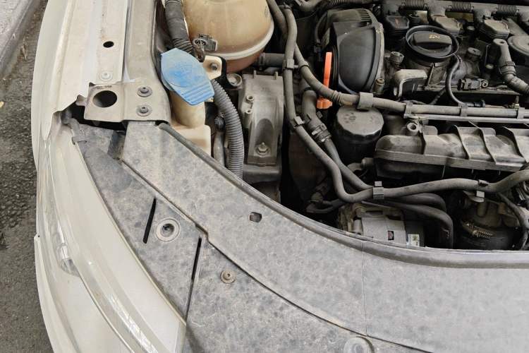Used Volkswagen FAW-Volkswagen CC 2012 1.8TSI Luxury Model Engine Bay Right