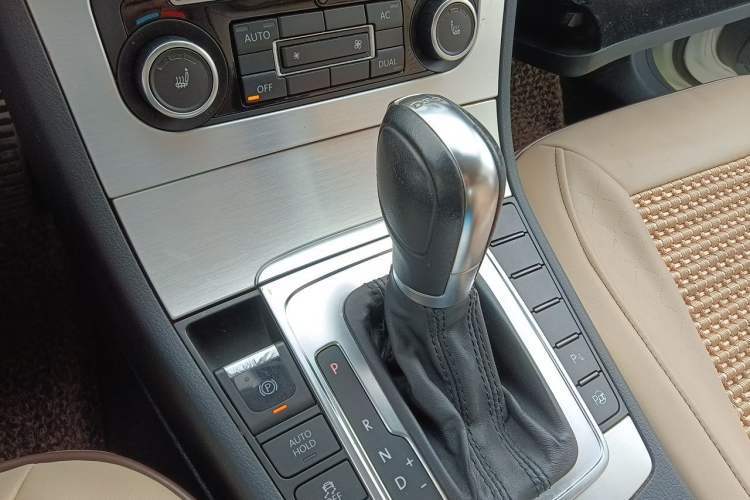 Used Volkswagen FAW-Volkswagen CC 2012 1.8TSI Elite Edition Gear Lever