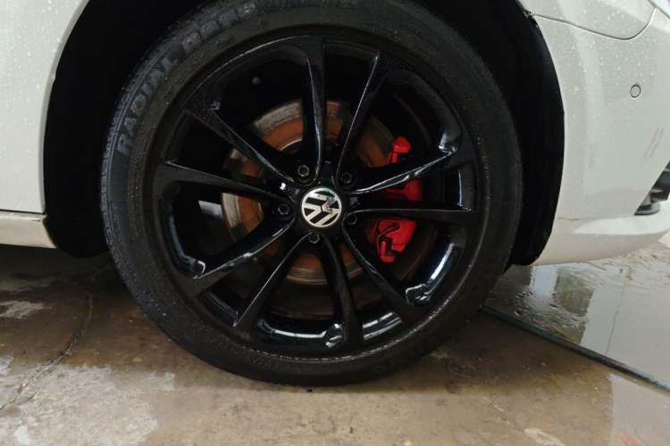 Used Volkswagen FAW-Volkswagen CC 2012 2.0 TSI Luxury Model Right Front Wheel Hub