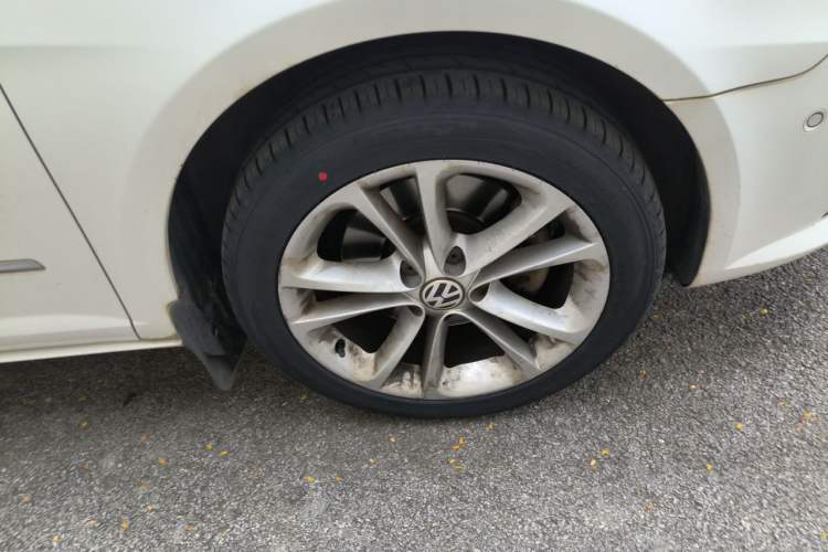 Used Volkswagen FAW-Volkswagen CC 2012 2.0 TSI Luxury Model Right Front Wheel Hub