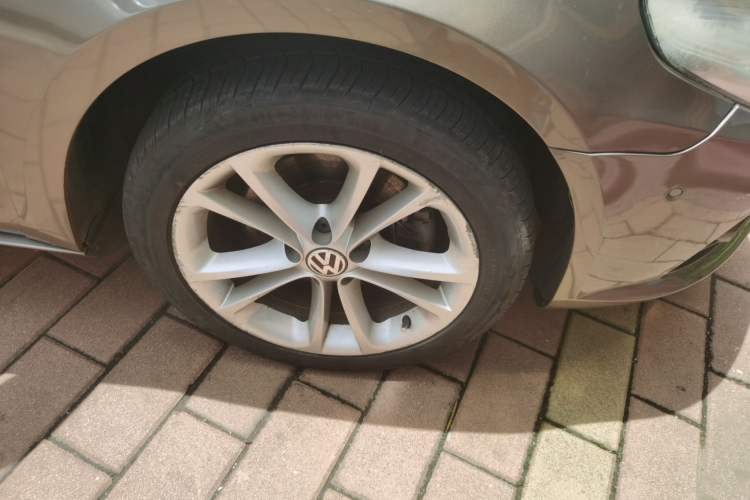 Used Volkswagen FAW-Volkswagen CC 2012 2.0 TSI Luxury Model Right Front Wheel Hub