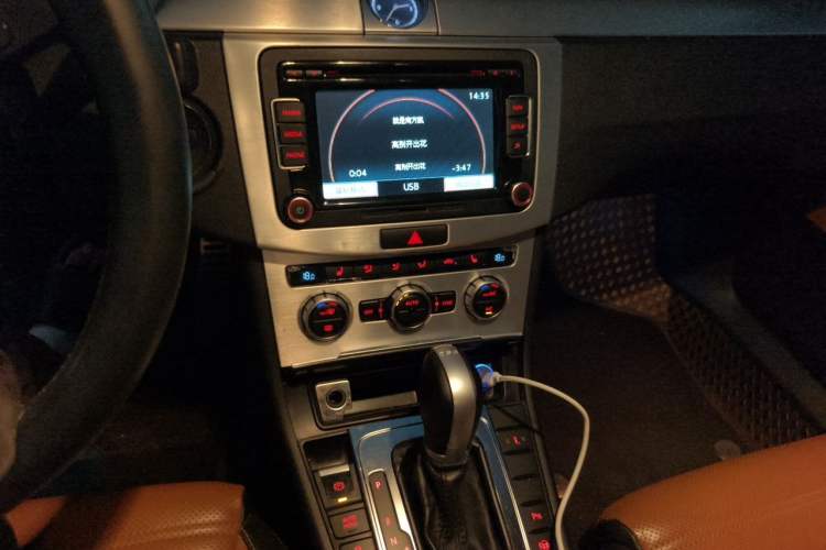 Used Volkswagen FAW-Volkswagen CC 2013 2.0 TSI Ultimate Model Audio And AC Panel