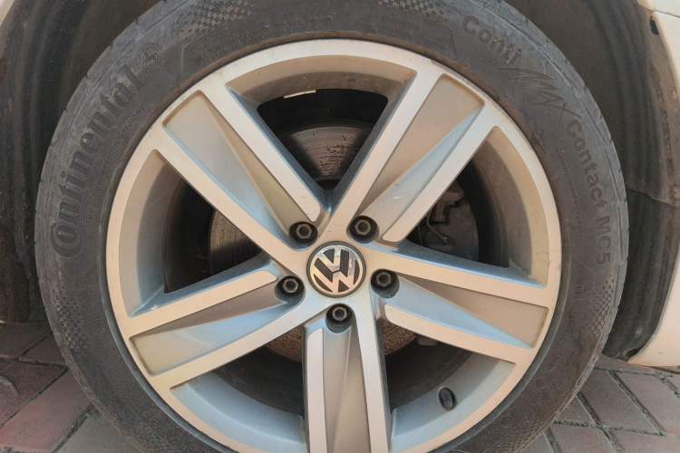Used Volkswagen FAW-Volkswagen CC 2013 2.0 TSI Luxury Model Right Front Wheel Hub