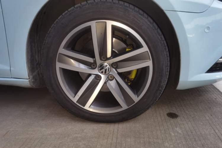 Used Volkswagen FAW-Volkswagen CC 2013 1.8TSI Luxury Model Right Front Wheel Hub