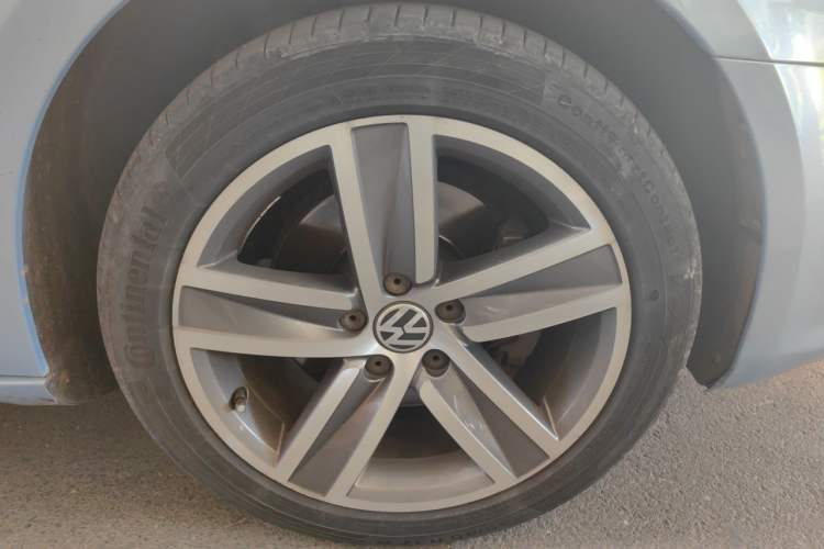 Used Volkswagen FAW-Volkswagen CC 2013 2.0 TSI Luxury Model Right Front Wheel Hub
